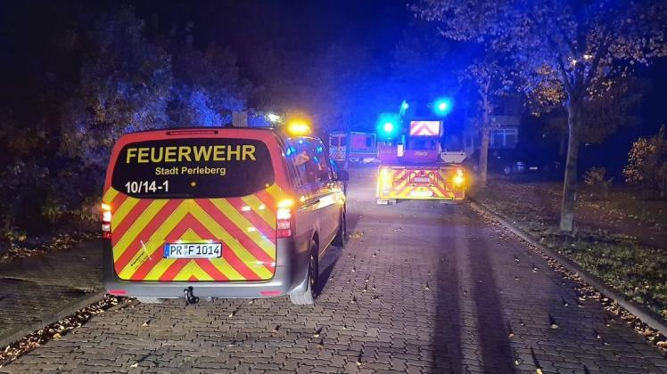 Auch eine Drehleiter war im Einsatz.