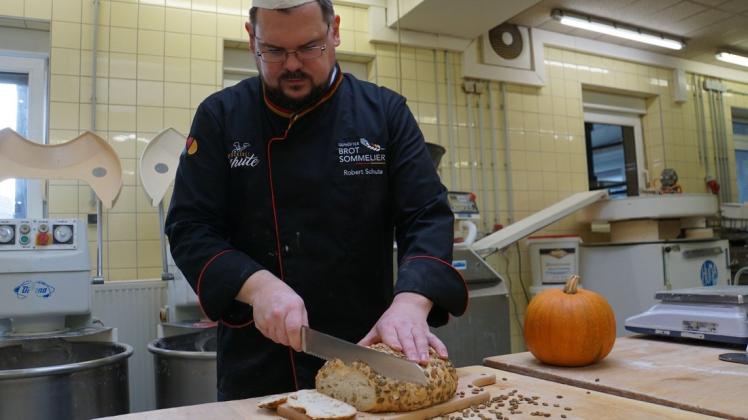 Bäckermeister und Brot-Sommelier Robert Schute aus Surwold hatte das Kürbisbrot vorgebacken - und viele haben es ihm jetzt erfolgreich nachgemacht.