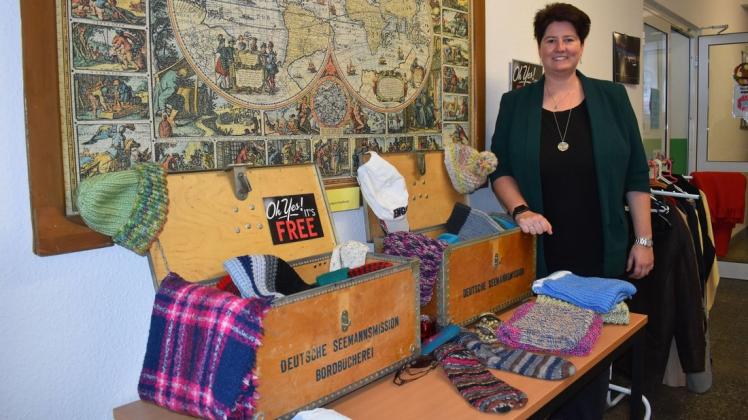 Kleiner Gabentisch in der Seemannsmission im Rostocker Überseehafen: Seemannsdiakonin Stefanie Zernikow ist auf Spenden für die Seeleute angewiesen, vor allem für das kommenden Weihnachtsfest. Auch Kleiderspenden sind immer willkommen. Kleiner Gabentisch in der Seemannsmission im Rostocker Überseehafen: Seemannsdiakonin Stefanie Zernikow ist auf Spenden für die Seeleute angewiesen, vor allem für das kommenden Weihnachtsfest. Auch Kleiderspenden sind immer willkommen.