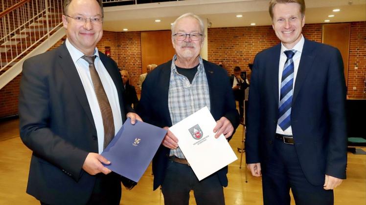 Für seine 25-jährige Ratszugehörigkeit wurde Gerd-W. Bode von Bürgermeister Stephan Korte (l.) und Jan Arning, Hauptgeschäftsführer des Niedersächsischen Städtetages, geehrt.