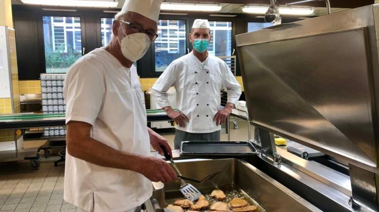 Praktikant Jahnz beim Schnitzelbraten in der Küche: In den letzten Tagen seiner Amtszeit hat sich der Oberbürgermeister vom Krankenhausbetrieb ein Bild gemacht. Praktikant Jahnz beim Schnitzelbraten in der Küche: In den letzten Tagen seiner Amtszeit hat sich der Oberbürgermeister vom Krankenhausbetrieb ein Bild gemacht.