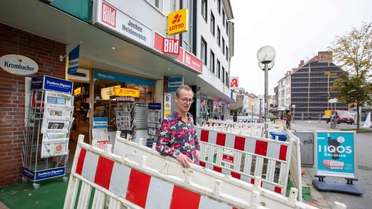 Im Labyrinth der Schrankenzäune: Jochen Heidenreich vor seinem Kiosk an der Johannisstraße.