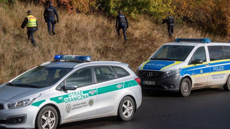 Eine deutsch-polnische Streife aus deutschen Bundespolizeibeamten und Beamten des polnischen Grenzschutzes üben durch eine fiktive Festnahme eines Verdächtigen an der A11 bei Pomellen das richtige Vorgehen gegen Schleuser.