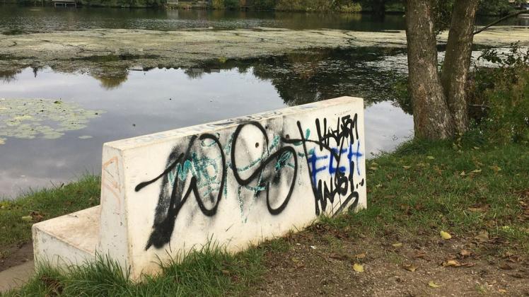 Zeichen von Vandalismus: Am Lankower See sind viele Betonbänke beschmiert.