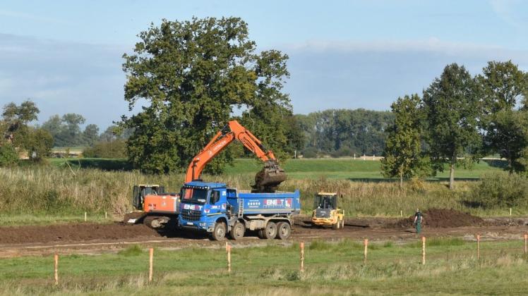 Unermüdlich befüllt der Bagger die Lastwagen auf der Baustelle am Schöpfwerk in Niendorf. Hier entstehen gerade zwei neue „Kleingewässer“.