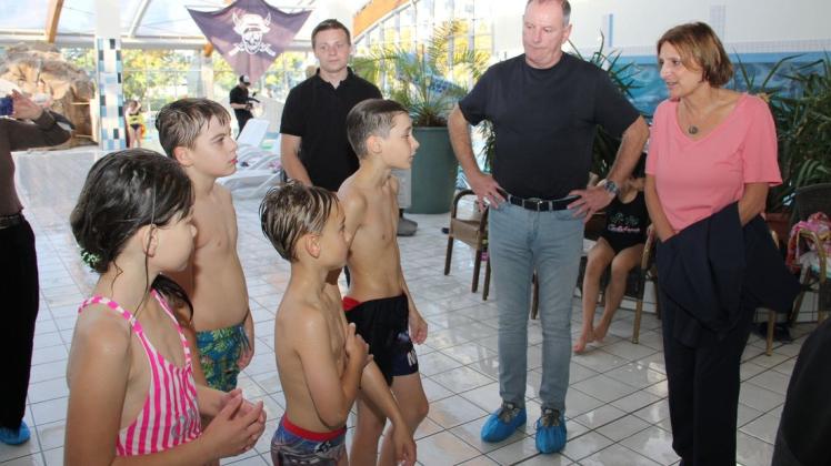 Ministerin Britta Ernst fragt die Schwimmschüler in der Wittenberger Badewelt nach ihren Fortschritten.