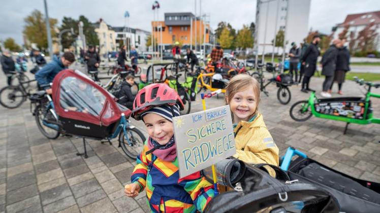 Jona und Lottte, beide fünf Jahre jung, fordern sichere Radwege in der Hansestadt. Zusammen mit ihren Eltern nahmen sie am Donnerstag am 3. Rostocker Transportrad-Flashmob teil.