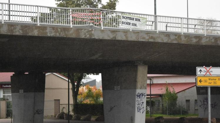 Der Kran des Lastwagens war noch während der Fahrt ausgefahren. Das Brückengeländer wurde bei der Kollision beschädigt.