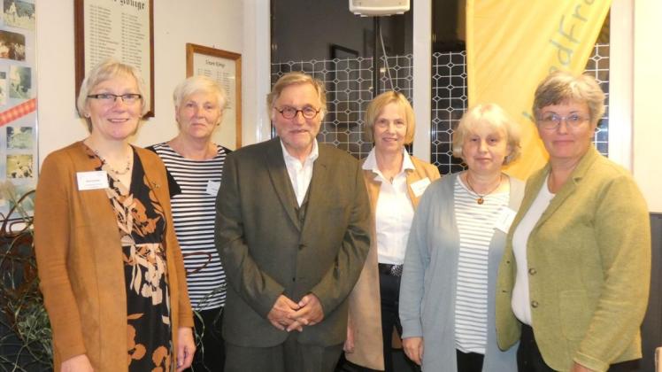 Freuen sich über einen gelungenen Kreislandfrauentag in Menslage: Karin Schulte (von links), Christa Möller, Hans Hentschel, Elke Frese, Margret Post und Ina Janhsen.