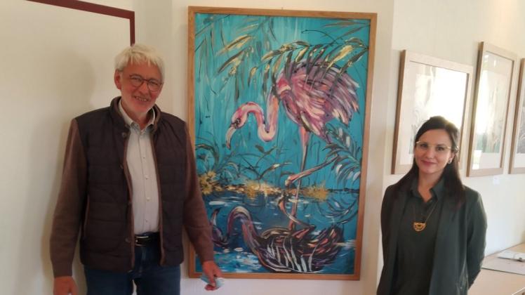 Amtsvorsteher Dr. Ulrich Blau und Künstlerin Dalia Kock haben die Ausstellung Best of Nature mit Acrylmalereien im Amt Güstrow-Land eröffnet.