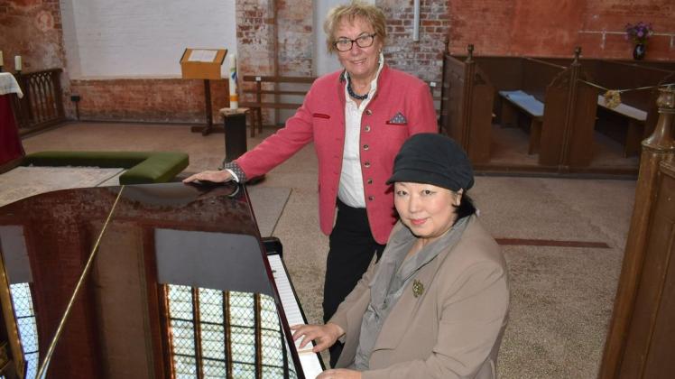 Hat ihr Klavier mit in die Tempziner Kirche genommen: Zong-Sun Wiggershaus und stehend Magret Lux vom Konzerte-Kreis „Töne sprechen - Worte klingen“