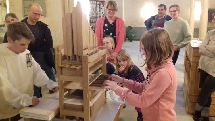 Eine Orgel wird gebaut. Kinder und Erwachsene hatten in St. Martin gemeinsam Spaß.