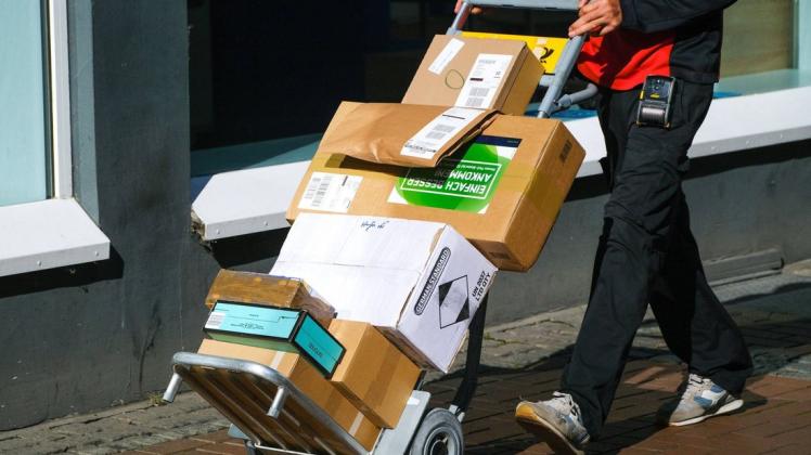 Wenn der Postmann die Einkäufe bringt: Beim Onlineshopping haben die Deutschen einen klaren Favoriten.