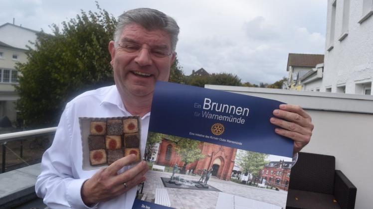 Fördervereins-Schatzmeister Karl-Heinz  Balloff ist begeistert, dass er Sparre-Geschäftsführer Michael Sparre für das Brunnen-Projekt begeistern konnte. Die Bäckerei hat einen Brunnenkeks entwickelt.