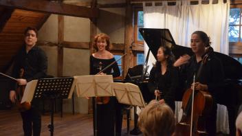 Das Leonkoro Quartett nimmt danken den Applaus der begeisterten Zuschauer in der Musikscheune Malgarten entgegen.
