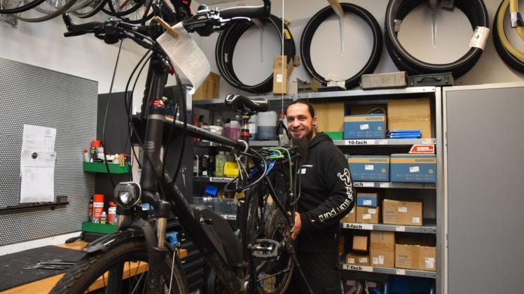 Roger Seddig von Rund ums Rad repariert das Fahrrad eines Kunden.