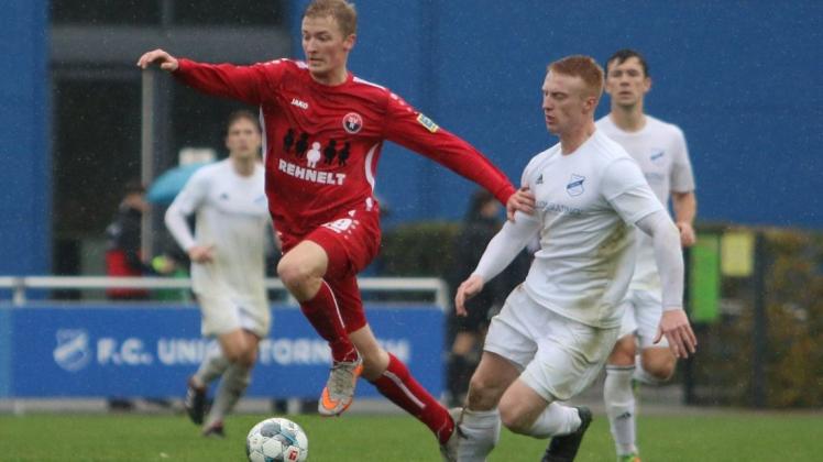 Kilian Utcke (links), der am 20. Oktober 2019 in Tornesch das 1:0 für seinen SV Rugenbergen gegen Tim Moritz und den FC Union erzielte, kommt nun höchstens als Joker infrage.