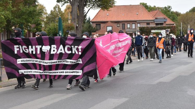 Demo gegen Rechts: Die Demonstranten marschieren nach einer Kundgebung vom Ganderkeseer Rathaus weiter in Richtung Industriepark.