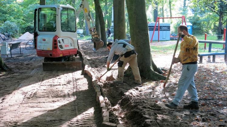 Derzeit werden im Bürgerparkt in Fürstenau die Wege rund um den Spielplatz gepflastert.
