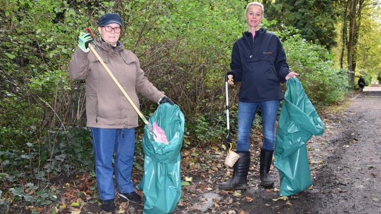 Sammelten am Sonnabend beim Arbeitseinsatz im Lindenpark ordentlich Müll: die freiwilligen Helferinnen Anke Marzahl (l.) und Kati Lippmann. Sammelten am Sonnabend beim Arbeitseinsatz im Lindenpark ordentlich Müll: die freiwilligen Helferinnen Anke Marzahl (l.) und Kati Lippmann.
