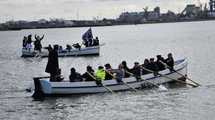 Startschuss für das Warnemünder Kutterpullen: hinten das schwedische Team, vorne die Mannschaft vom Studentenklub Sumpf der Hochschule in Warnemünde. Startschuss für das Warnemünder Kutterpullen: hinten das schwedische Team, vorne die Mannschaft vom Studentenklub Sumpf der Hochschule in Warnemünde.