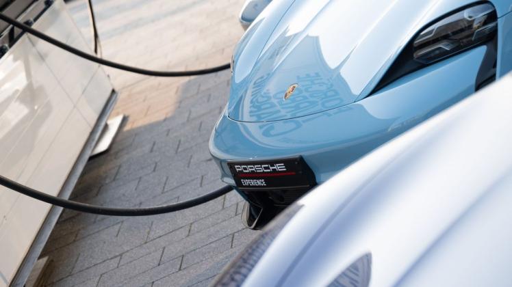 Ein E-Porsche als Firmenwagen: Die Stadtwerke in Weimar halten die Anschaffung für "notwendig". (Symbolbild)
