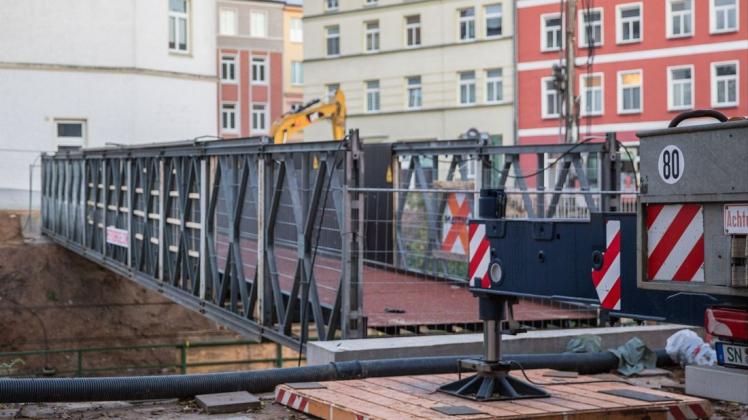 Die neue Brücke wird nach dem nahenden Abbruch der Wallstraßenbrücke die einzige Überführung für Fußgänger an der Kreuzung sein.