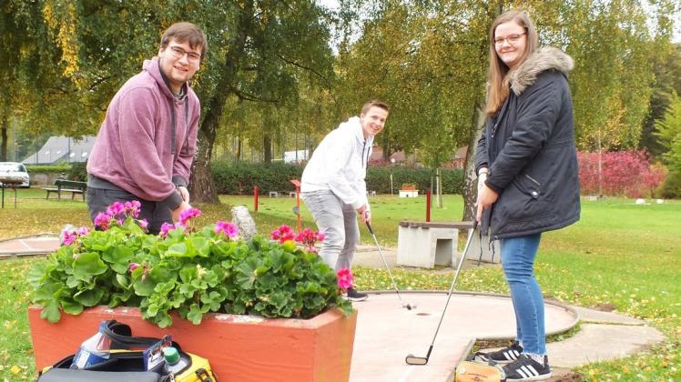 Den ehemaligen Schülern der Sophie-Scholl-Schule (von links) Felix Meiran, Marcel Dierks und Lea Ingenpass half das Engagement auf dem Minigolfplatz bei der Berufswahl.
