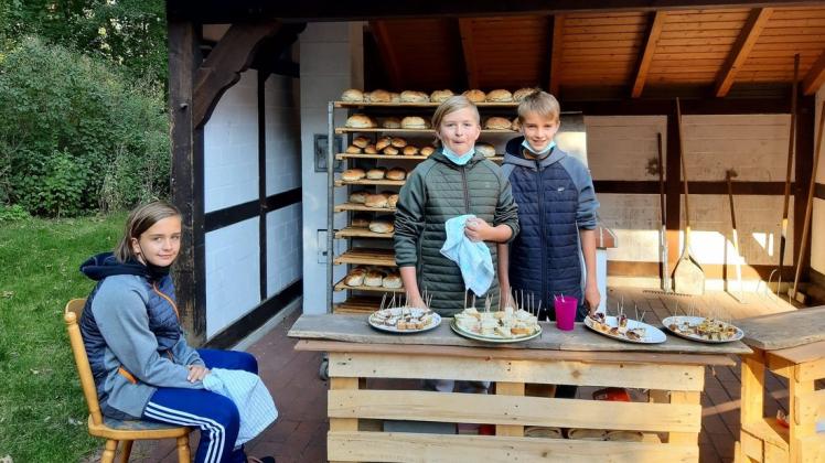 Engagiert gingen die jungen Brotverkäufer an die Arbeit.