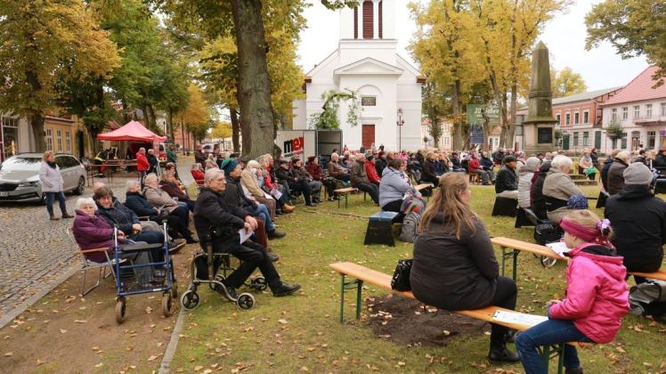 Festgottesdienst am Sonntag auf dem Platz vor der Lübtheener Kirche, die nun offiziell 201 Jahre alt ist.
