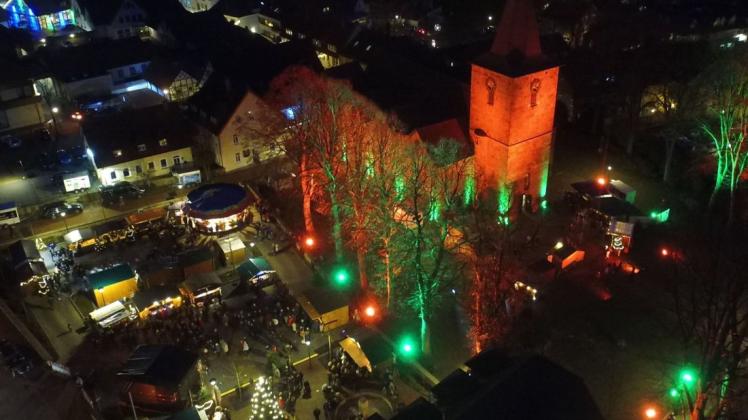 Dieses stimmungsvolle Nussknackermarkt-Bild soll es in Hagen in diesem Jahr in der Adventszeit wieder geben. Die Gemeinde will den Weihnachtsmarkt im Bereich Rathaus/Alte Kirche mit einer 3G-Regelung ermöglichen.