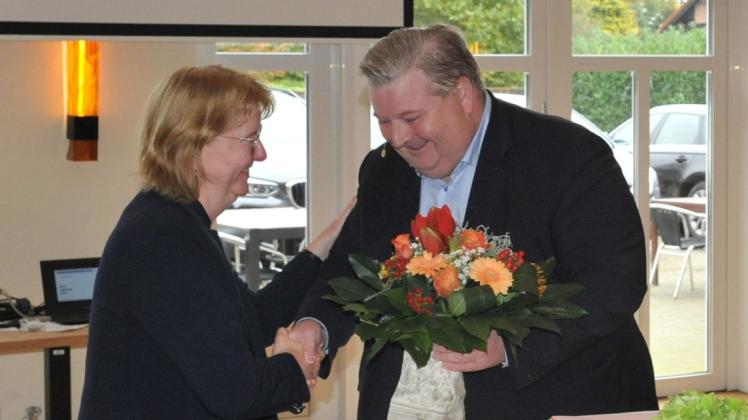 Blumen für den neuen und alten Vorsitzenden des CDU-Kreisverbandes Meppen, Holger Cosse, von seiner Stellvertreterin Lucia Reinert.