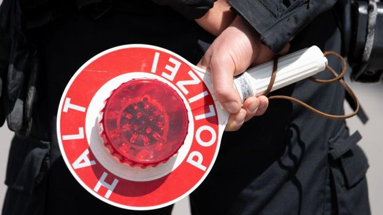 Die Polizei hat einen Bremer zweimal innerhalb von drei Stunden kontrolliert. Er war jeweils ohne Führerschein auf der A1 unterwegs. (Symbolfoto) Die Polizei hat einen Bremer zweimal innerhalb von drei Stunden kontrolliert. Er war jeweils ohne Führerschein auf der A1 unterwegs. (Symbolfoto)
