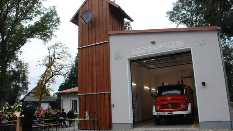 Ein schmuckes, neues Gerätehaus übernahmen am Sonnabend offiziell die Kameraden der Freiwilligen Feuerwehr Cumlosen.