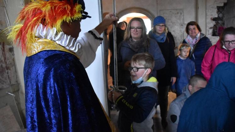 Schwer beeindruckt vom Ritterschwert war der acht Jahre alte Béla Preuß bei der Märchenführung im Gadebuscher Schloss.