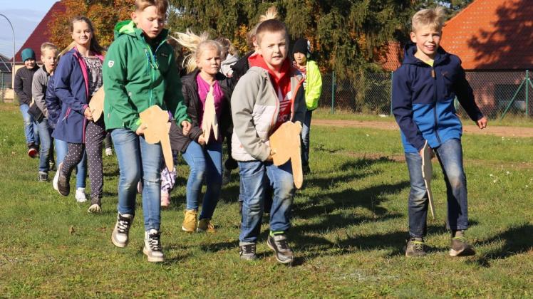 Im Galopp auf den Holzpferden über die Wiese: Die Kinder der 3 b aus Picher haben das schon mit großer Begeisterung geübt.