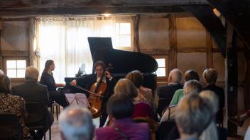 Annika Treutler und Alexey Stadler spielen Schumann in der Konzertscheune.