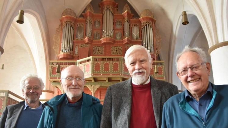 Die Arp-Schnitger-Ausstellung in St. Cyprian führte sie zusammen: Die Orgelbauer Winold van der Putten (v. li.) und John Brombaugh, Professor Harald Vogel (Hochschule für Künste Bremen) und Helmut Bahlmann (Arp Schnitger Gesellschaft).