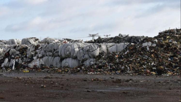 Das illegale Müllzwischenlager in Güstrow soll 2022 entsorgt werden.
