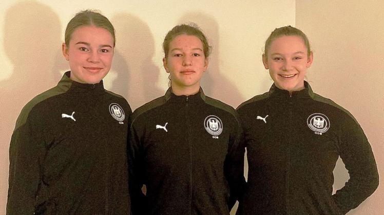 Das Rostocker Trio Pauline Schuck, Kiana Zidorn und Aida Mittag (von links) stolz  vor dem ersten Auftritt im Outfit der deutschen U16-Nationalmannschaft