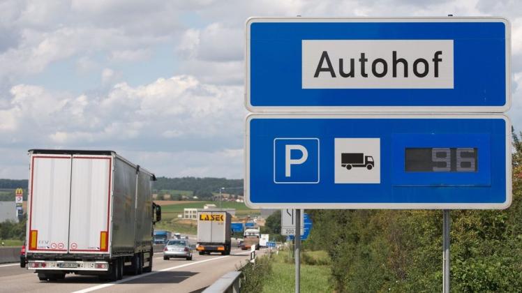 Ein Hinweisschild mit der Aufschrift "Autohof" steht auf der Autobahn 6 bei Bad Rappenau (Baden-Württemberg). (Archivbild)