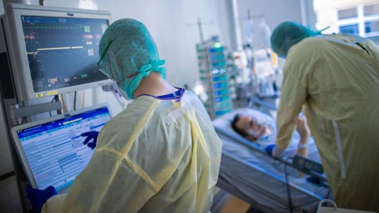 Krankenschwestern und Pflegekräfte arbeiten im besonders geschützten Teil der Intensivstation des Universitätsklinikums Greifswald. (Archivbild)