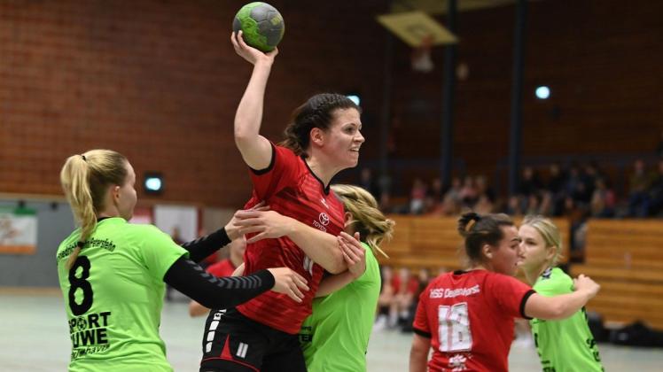 Tankte sich durch: die Delmenhorsterin Alexandra Helfrich (am Ball), die in der Partie gegen die SG Friedrichsfehn/Petersfehn II zwei Tore erzielte.