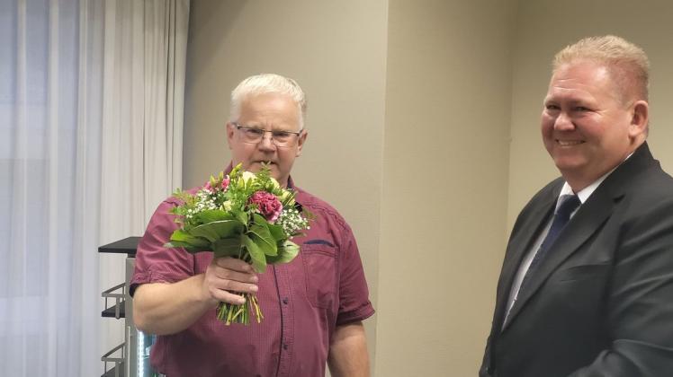 Dieter Eckert (links) ist neuer Amstvorsteher des Amtes Parchimer Umland. Wolfgang Hinz, Leitender Verwaltungsbeamter im Amt Parchimer Umland, gratulierte ihm mit einem Blumenstrauß.