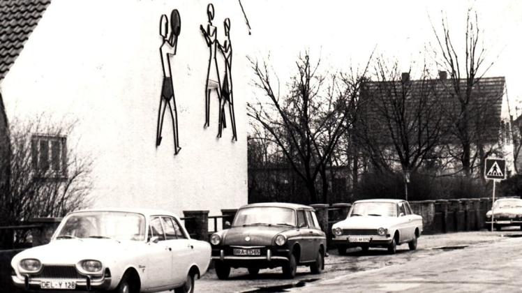 Die Drahtplastik an der Wand der Turnhalle der Hermann-Allmers-Schule hat der Künstler Willi Oltmanns entworfen. Die Aufnahme stammt von 1967.