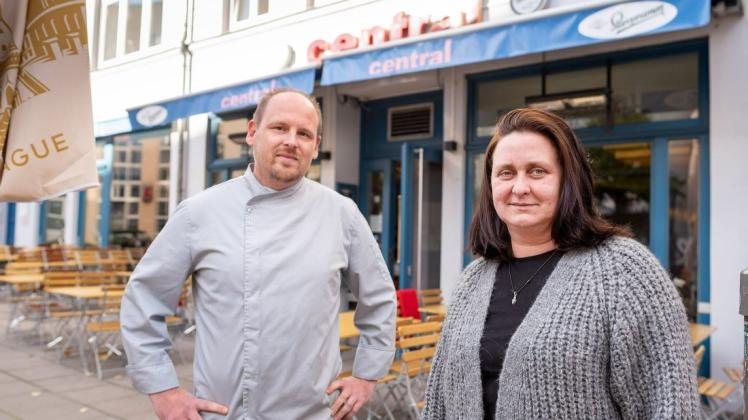 Das Café Central in Rostocks KTV sucht dringend Mitarbeiter. Küchenchef André Hortig und Restaurantleiterin Susanne Völkert erleben, wie angespannt die Personalsituation in der Branche ist. Das Café Central in Rostocks KTV sucht dringend Mitarbeiter. Küchenchef André Hortig und Restaurantleiterin Susanne Völkert erleben, wie angespannt die Personalsituation in der Branche ist.