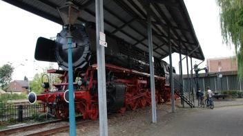 Der Heimatverein hat die alte Dampflok in Salzbergen von den Eisenbahnfreunden übernommen. Das tonnenschwere Relikt steht am Bahnhof.