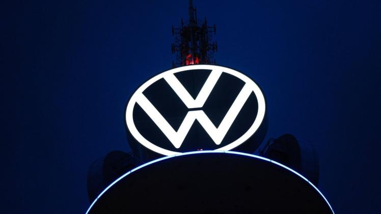 Das Volkswagen Logo leuchtet auf dem VW-Tower in Hannover. Aktuell gibt es bei VW Diskussionen über einen massiven Stellenabbau.