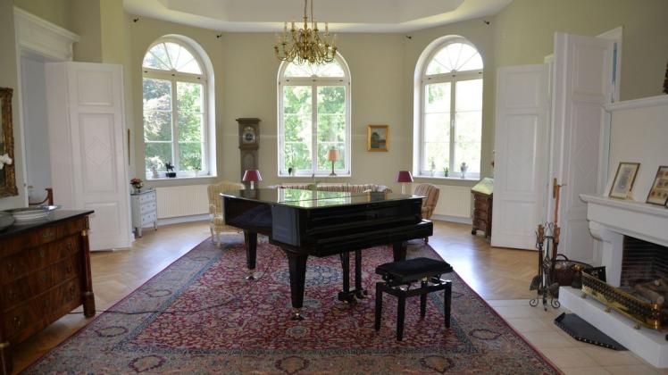 Im herrschaftlichen Musikzimmer auf Schloss Daschow.