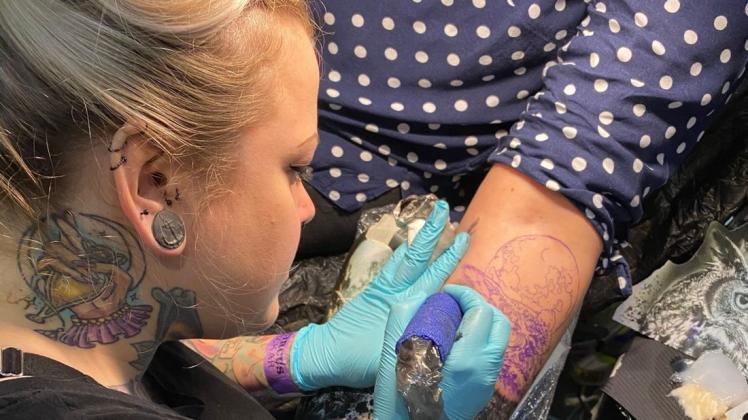 Wie geht es mit den Tattoofarben weiter? Das könnte am Wochenende auf der Tattoo-Messe in Schwerin großes Thema sein. Anne Schwarte, die die Diskussion in MV angeschoben hat, wird auf jeden Fall vor Ort sein. Wie geht es mit den Tattoofarben weiter? Das könnte am Wochenende auf der Tattoo-Messe in Schwerin großes Thema sein. Anne Schwarte, die die Diskussion in MV angeschoben hat, wird auf jeden Fall vor Ort sein.